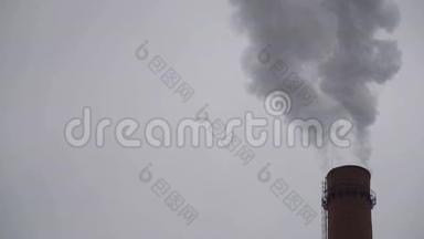 工业烟囱向天空排放有毒<strong>污染物</strong>，污染环境